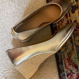 AEROSOLES Gold Wedge Heels, size 8.5